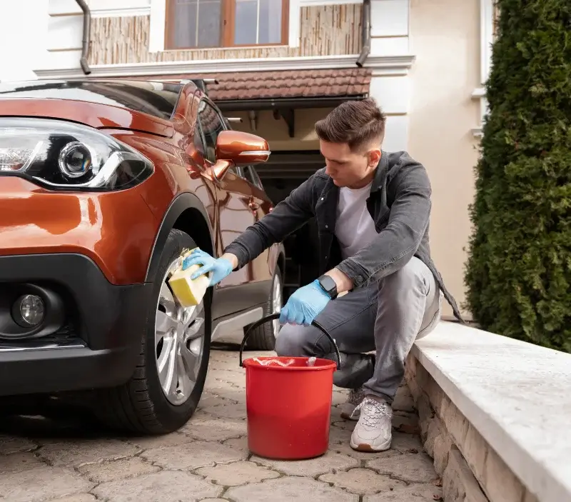 Lavage auto à domicile Cros-de-Montvert : professionnel intervenant sur un véhicule